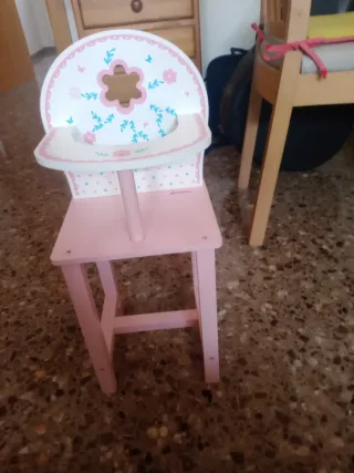 Trona de muñecas rosa con flores