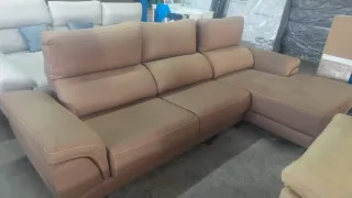Sofá chaiselongue marrón y blanco