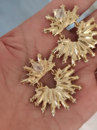 Pendientes dorados con piedras verdes