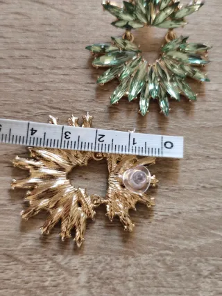 Pendientes dorados con piedras verdes