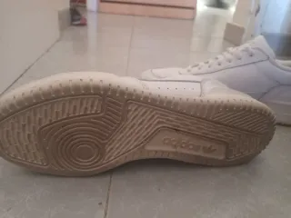 Zapatillas Adidas Blancas y Beige