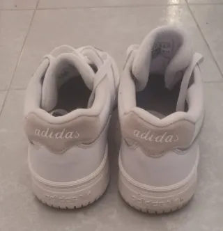 Zapatillas Adidas Blancas y Beige