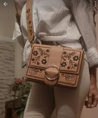 Bolso de cuero bordado floral