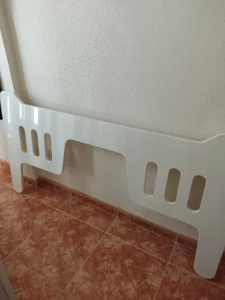Cuna de bebé convertible, blanca lacada.