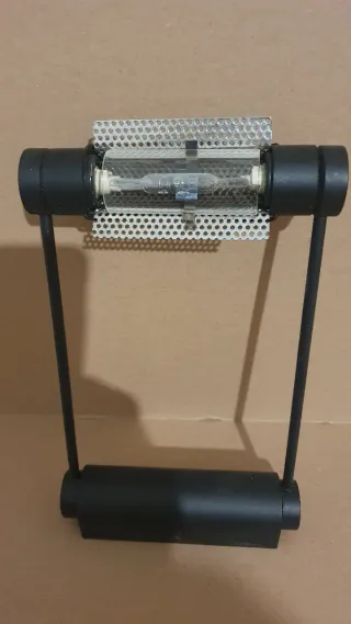 Lampada da parete orientabile