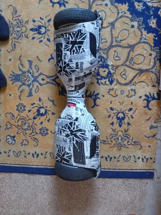 Hoverboard con diseño de periódico
