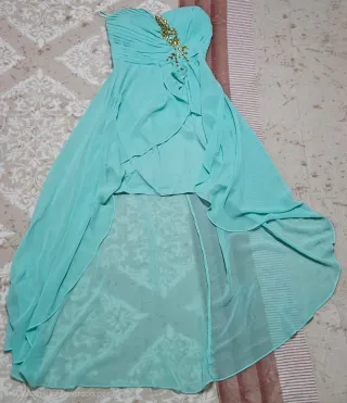 Vestido largo verde azulado con pedrería