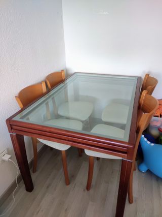 Mesa extensible cristal y 6 sillas madera