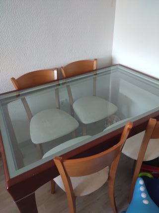 Mesa extensible cristal y 6 sillas madera
