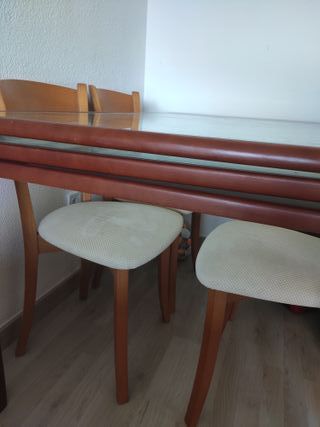 Mesa extensible cristal y 6 sillas madera