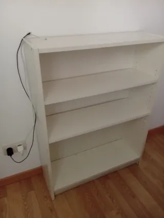 Estantería blanca para libros