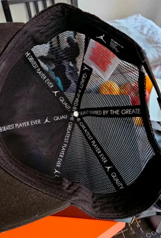 Gorra Jordan Talla S Negra con Logo Plateado