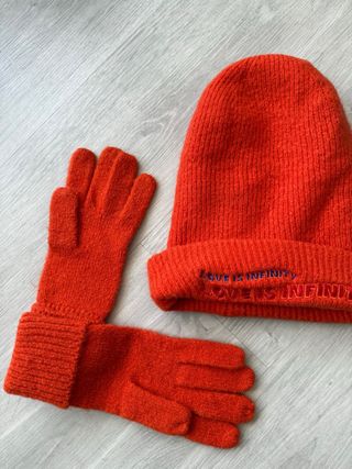 Gorro y guantes Desigual naranjas