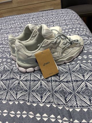 Zapatillas Asics grises y blancas sin estrenar