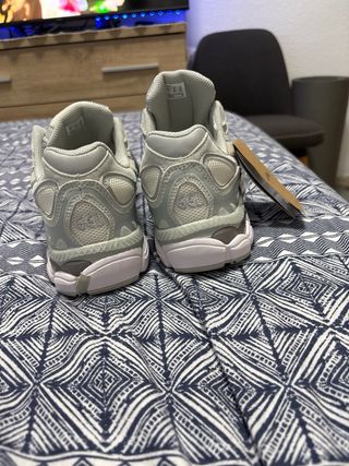 Zapatillas Asics grises y blancas sin estrenar