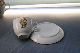 Juego café o té porcelana blanca y oro.