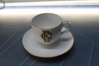 Juego café o té porcelana blanca y oro.