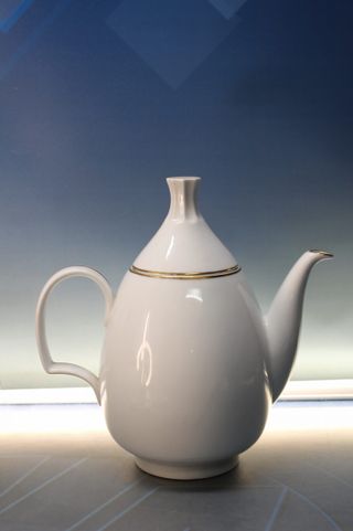 Juego café o té porcelana blanca y oro.