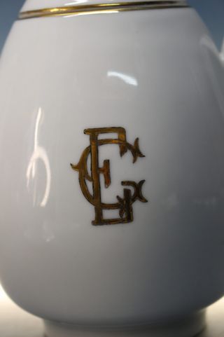 Juego café o té porcelana blanca y oro.