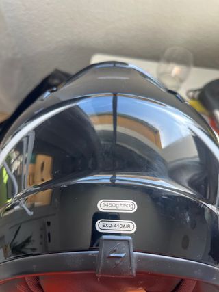 Casco de moto negro con detalles verdes
