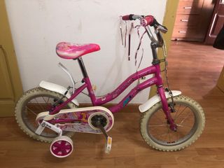 Bicicleta infantil rosa con ruedines