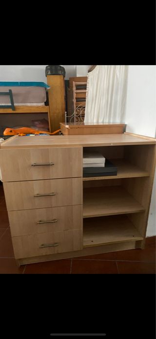 Cómoda de madera con estantes