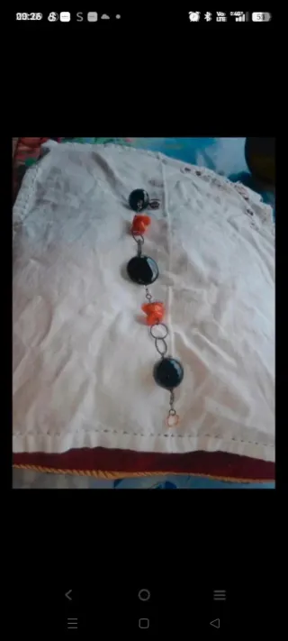 Braccialetto corallo e pietre dure nere