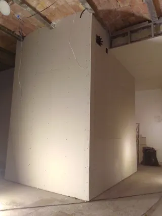 Trabajos de alisado y pintura y obras