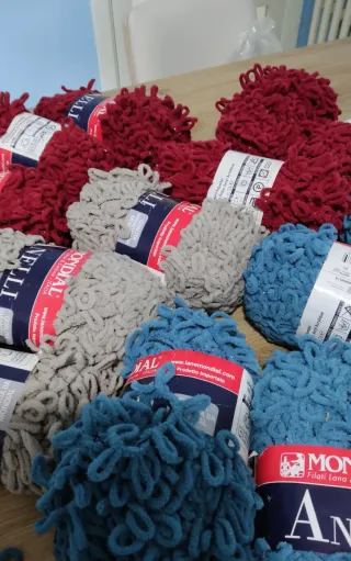 Gomitoli filato anelli ciniglia Mondial