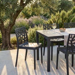 Sedia in Polipropilene Nera di Design Geometrico