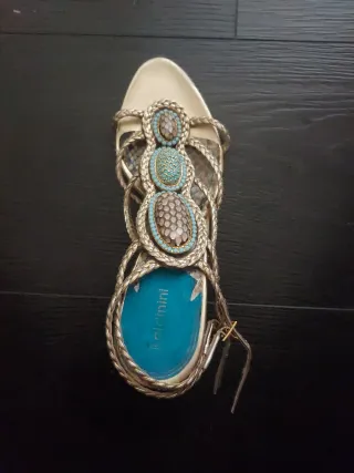 Sandalias piel serpiente pedrería doradas