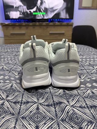 Zapatillas deportivas blancas y grises