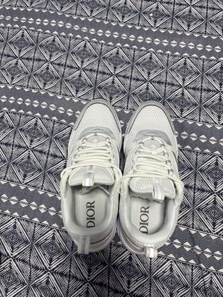 Zapatillas deportivas blancas y grises