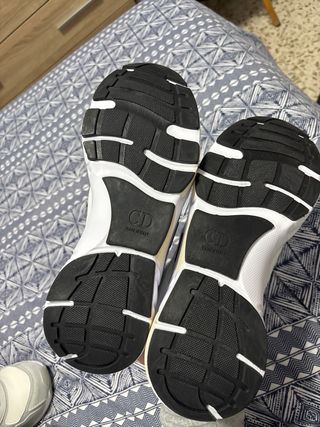 Zapatillas deportivas blancas y grises