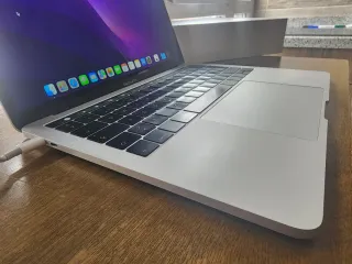 MacBook Pro 2017 con Touch ID/Bar e nuova batteria