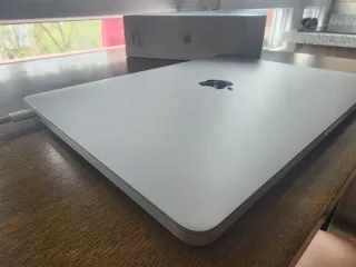 MacBook Pro 2017 con Touch ID/Bar e nuova batteria