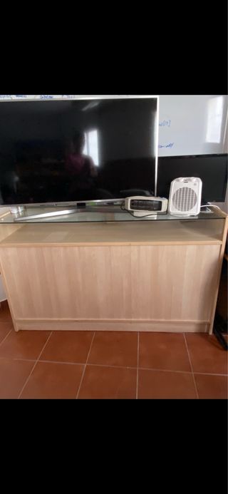 Mueble de madera con superficie de cristal