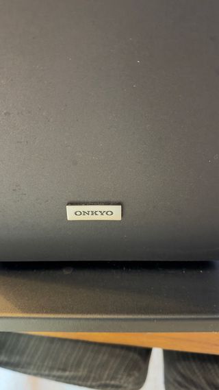 2 Altavoces Onkyo Negros tipo columna  Y 1 numan