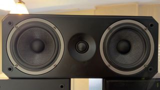 2 Altavoces Onkyo Negros tipo columna  Y 1 numan