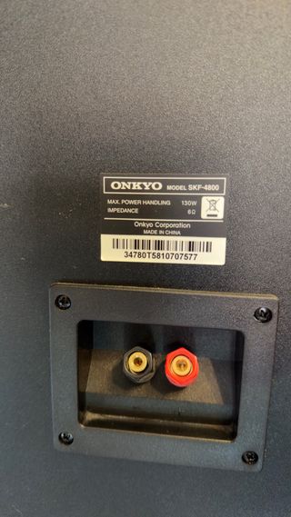 2 Altavoces Onkyo Negros tipo columna  Y 1 numan