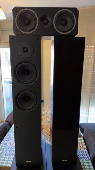 2 Altavoces Onkyo Negros tipo columna  Y 1 numan