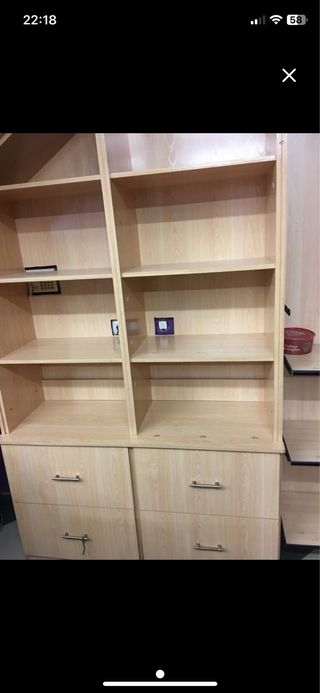 Mueble de madera con cajones