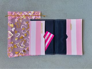 Funda Pasaporte Victoria's Secret Rayas Rosa