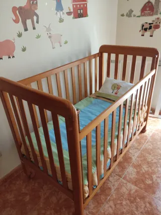 Cuna de madera para bebé