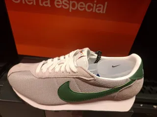 Zapatillas Nike Beige y Verde. Con Varias tallas