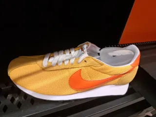 Zapatillas Nike Beige y Verde. Con Varias tallas