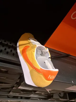 Zapatillas Nike Beige y Verde. Con Varias tallas