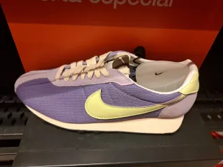 Zapatillas Nike Beige y Verde. Con Varias tallas