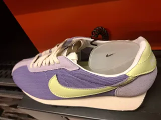 Zapatillas Nike Beige y Verde. Con Varias tallas