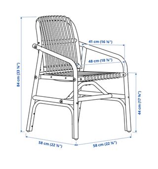 Silla Ikea de ratán con cojín beige.